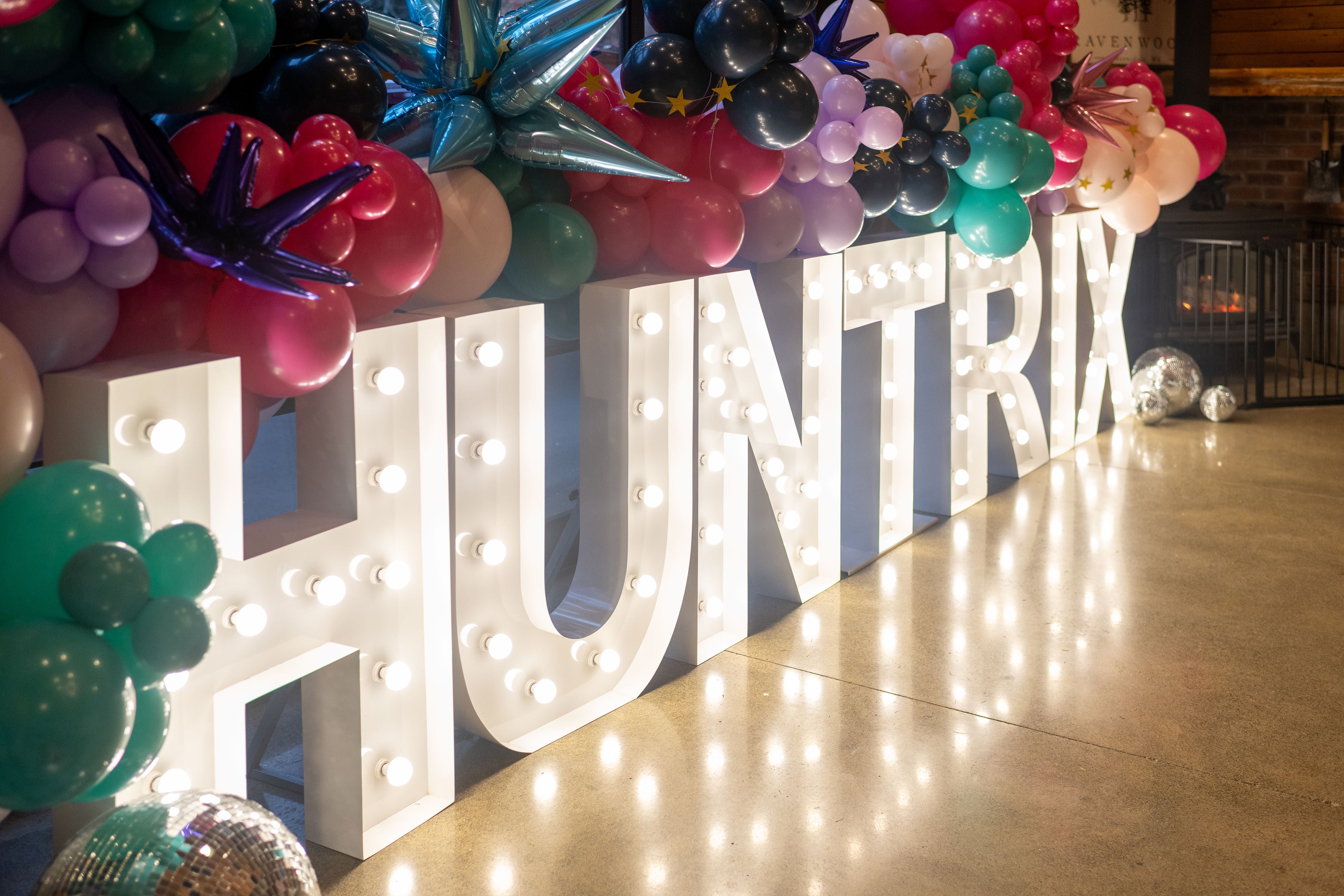 Huntrx kpop demon hunters party inspiration, including balloon garlands for a tween birthday party and marquee letters. 